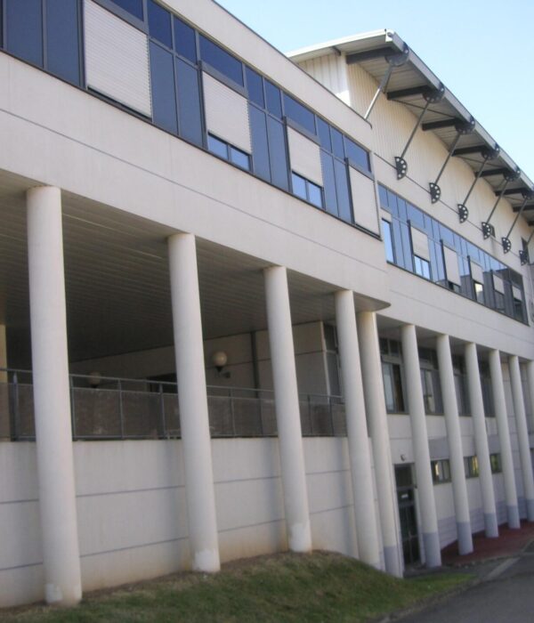 Bâtiment hospitalier restructuré avec extension technique à Rive-de-Gier