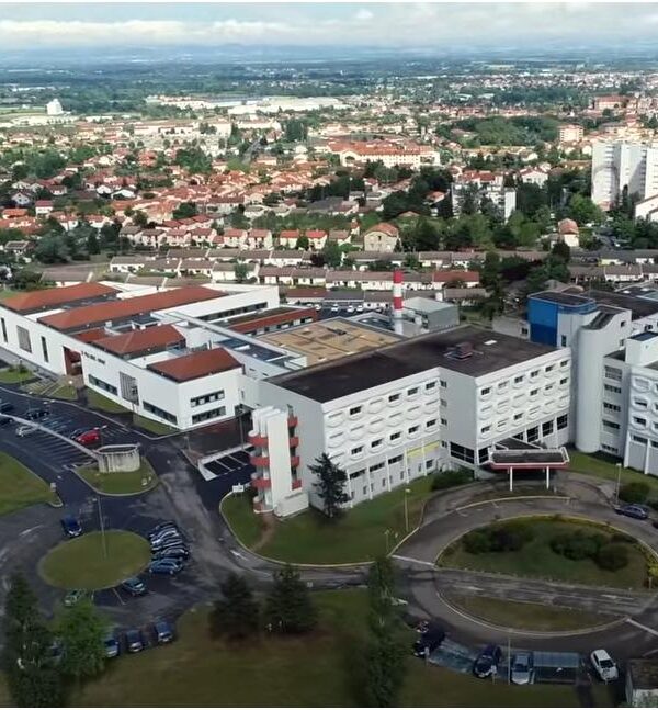 Vue aérienne du centre hospitalier du Forez à Montbrison